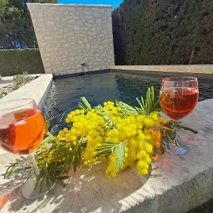  Hébergement de vacances La Maison De Manon, 4-5personnes, 75m2, Centre Village, Jardin Et Wifi France
